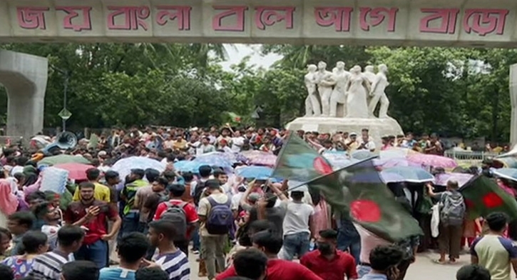 রাজু ভাস্কর্যের পাদদেশে বিক্ষোভ করছেন কোটা আন্দোলনকারীরা রাজু ভাস্কর্যের পাদদেশে বিক্ষোভ করছেন কোটা আন্দোলনকারীরা