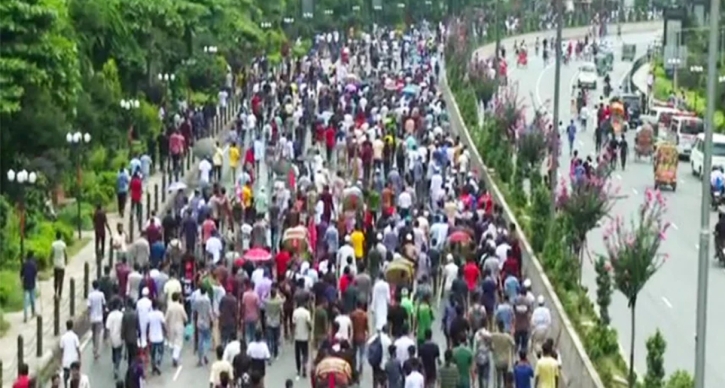 ঢাকা অভিমুখে ছাত্র-জনতার স্রোত ঢাকা অভিমুখে ছাত্র-জনতার স্রোত