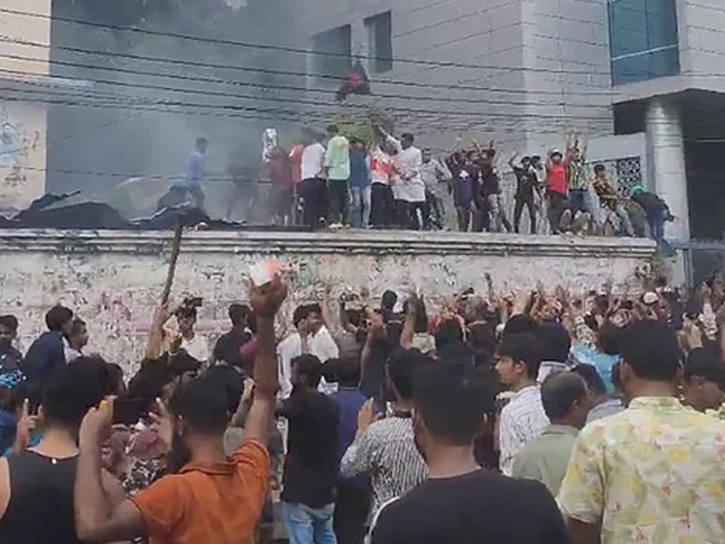 শেখ হাসিনার ধানমন্ডি কার্যালয়ে আগুন, জনতার উল্লাস শেখ হাসিনার ধানমন্ডি কার্যালয়ে আগুন, জনতার উল্লাস