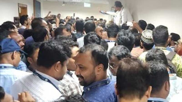 গভর্নরের পদত্যাগের দাবিতে উত্তাল বাংলাদেশ ব্যাংক গভর্নরের পদত্যাগের দাবিতে উত্তাল বাংলাদেশ ব্যাংক