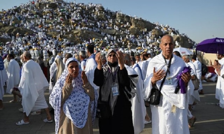 Muslim pilgrims pray on Mount Arafat in hajj climax Muslim pilgrims pray on Mount Arafat in hajj climax
