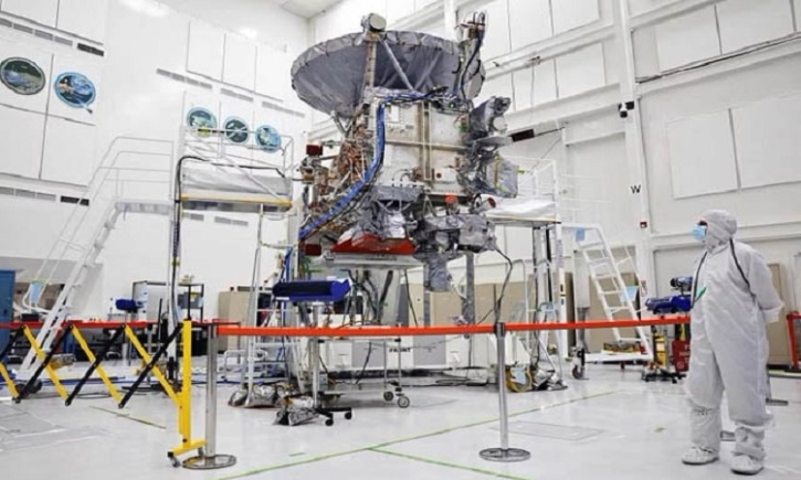 NASA unveils probe bound for Jupiter’s possibly life-sustaining moon NASA unveils probe bound for Jupiter’s possibly life-sustaining moon