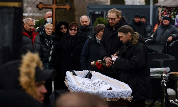 Navalny buried in Moscow amid thousands of defiant mourners Navalny buried in Moscow amid thousands of defiant mourners