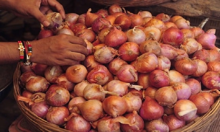 TCB begins sale of Indian onion at Tk 40 per kg from today TCB begins sale of Indian onion at Tk 40 per kg from today