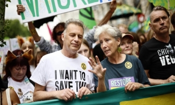 Thousands march in London to call for ’urgent’ climate action
