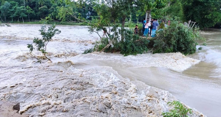 সিলেটে বন্যা পরিস্থিতির অবনতি, পানিবন্দি সোয়া ৫ লাখ মানুষ সিলেটে বন্যা পরিস্থিতির অবনতি, পানিবন্দি সোয়া ৫ লাখ মানুষ
