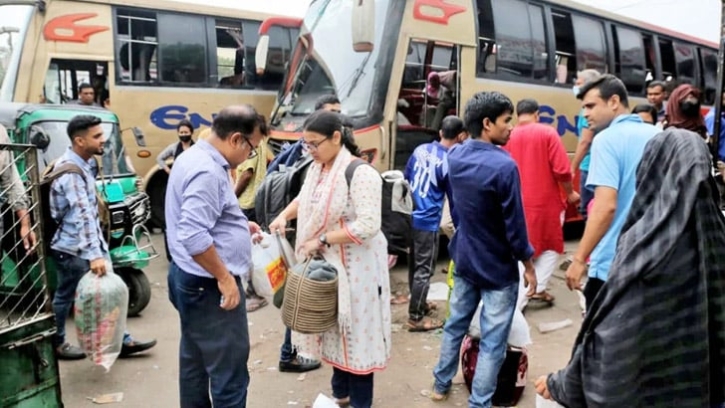 রেলস্টেশন ও বাস টার্মিনালে বাড়ছে ঘরমুখী মানুষের চাপ রেলস্টেশন ও বাস টার্মিনালে বাড়ছে ঘরমুখী মানুষের চাপ