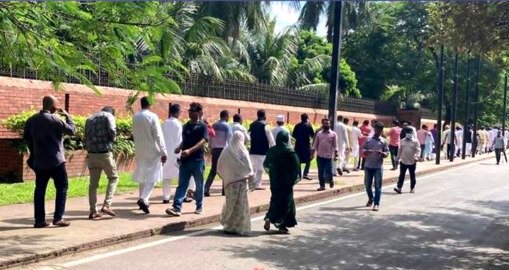 গণভবনে হাজার হাজার ছাত্র-জনতা গণভবনে হাজার হাজার ছাত্র-জনতা