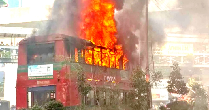 মিরপুরে বিআরটিসি বাসে আগুন মিরপুরে বিআরটিসি বাসে আগুন
