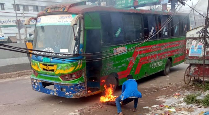 গাজীপুরে চলন্ত বাসে দুর্বৃত্তের আগুন গাজীপুরে চলন্ত বাসে দুর্বৃত্তের আগুন