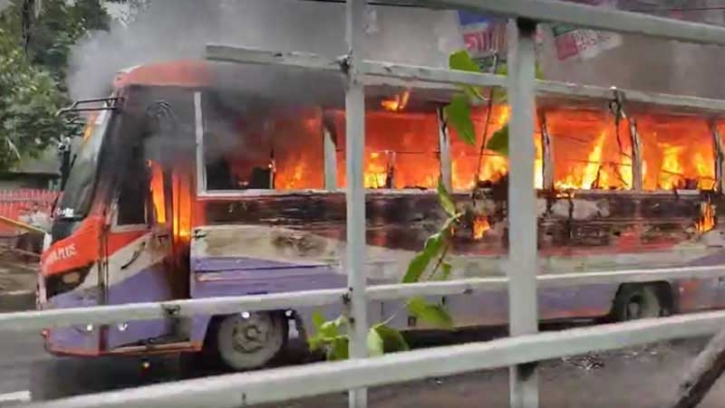 শাহবাগে তরঙ্গ পরিবহনে আগুন শাহবাগে তরঙ্গ পরিবহনে আগুন