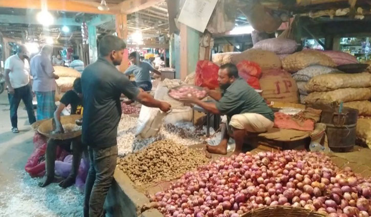 হিলি বন্দনরে পেঁয়াজের দাম দ্বিগুণ হিলি বন্দনরে পেঁয়াজের দাম দ্বিগুণ