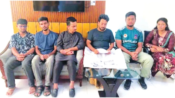 ৬ সমন্বয়ককে পরিবারের কাছে হস্তান্তর করল ডিবি ৬ সমন্বয়ককে পরিবারের কাছে হস্তান্তর করল ডিবি